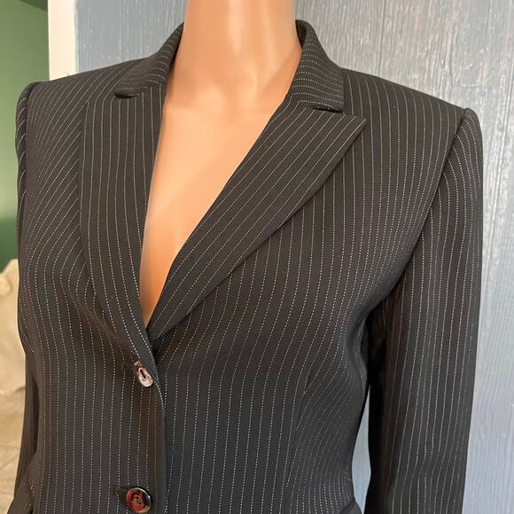 Tahari Pinstriped Skirt Suit 6P Career Business Professional City Classic Preppy - Picture 2 of 7